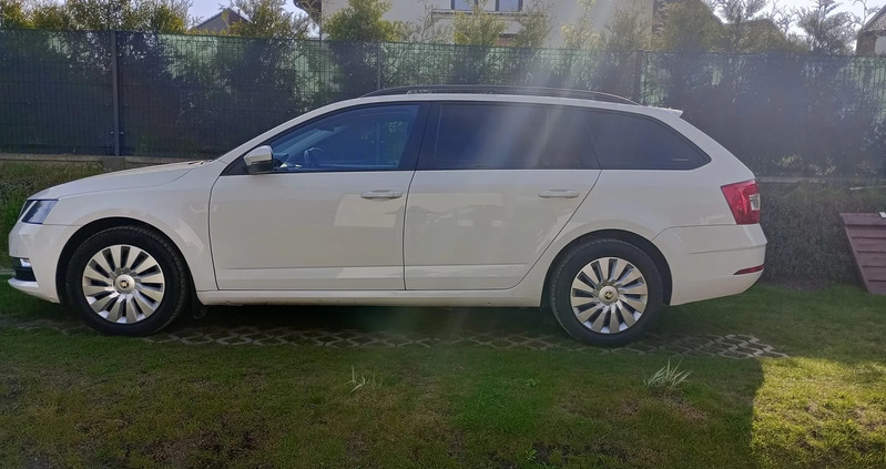 Skoda Octavia cena 49500 przebieg: 188500, rok produkcji 2017 z Świeradów-Zdrój małe 137